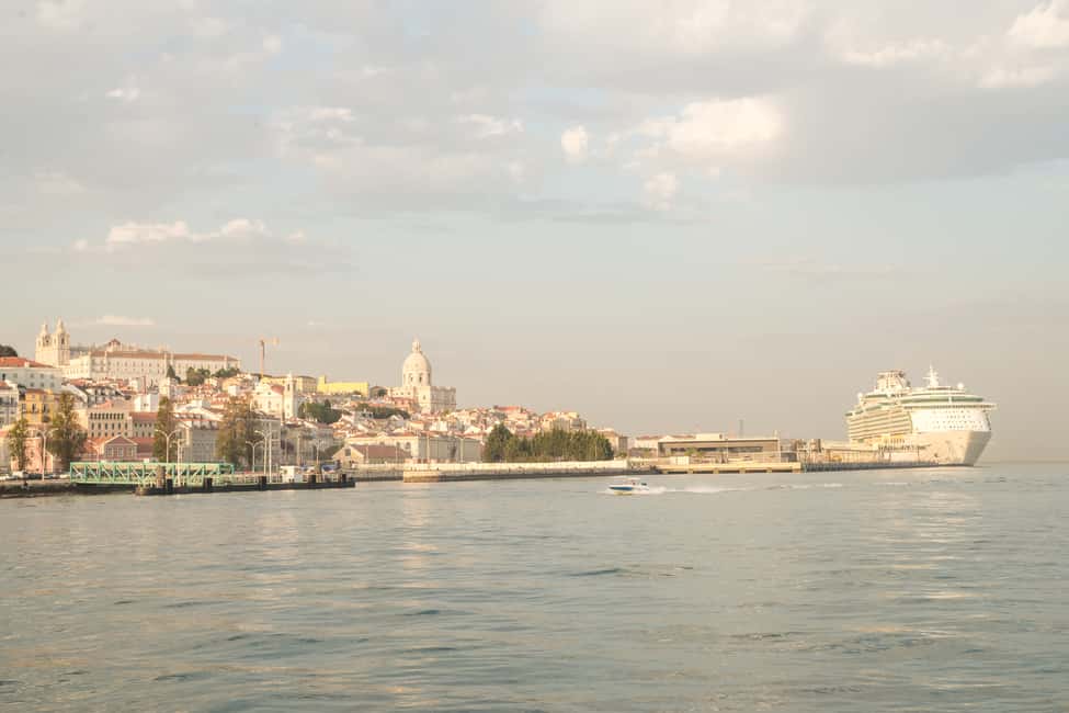 image n.11 of Lisbon: Private Sunset Cruise on the Tagus River with Drink activity in Lisbon, uploaded by supplier