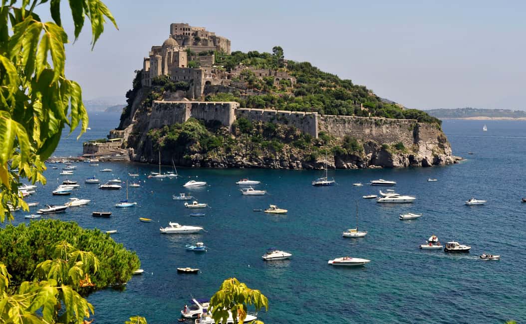 Image N°2 de Depuis Naples : Excursion à Ischia avec billets de ferry et déjeuner activité à Ischia (ville), publiée par le prestataire