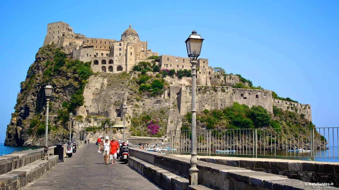 Image N°3 de Depuis Naples : Excursion à Ischia avec billets de ferry et déjeuner activité à Ischia (ville), publiée par le prestataire