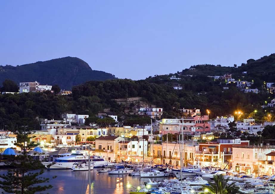 Image N°4 de Depuis Naples : Excursion à Ischia avec billets de ferry et déjeuner activité à Ischia (ville), publiée par le prestataire