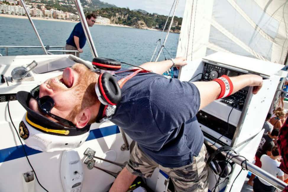 bild nr.4 av Lloret de Mar: Katamarankryssning med mat, dryck och musik aktivitet i Lloret de Mar, uppladdad av arrangören