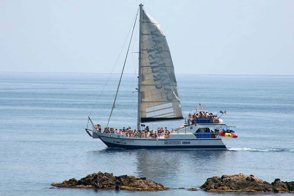 bild nr.1 av Lloret de Mar: Katamarankryssning med mat, dryck och musik aktivitet i Lloret de Mar, uppladdad av arrangören
