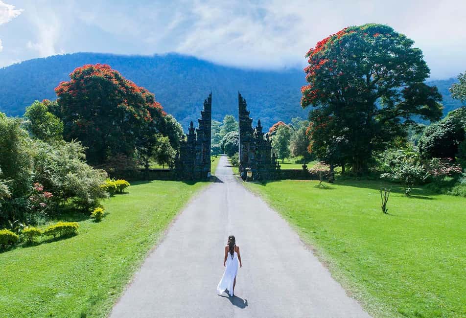 image n.3 of Bali: Lake Bratan, Handara Gate, Waterfall & Swing Tour activity in Bali, uploaded by supplier