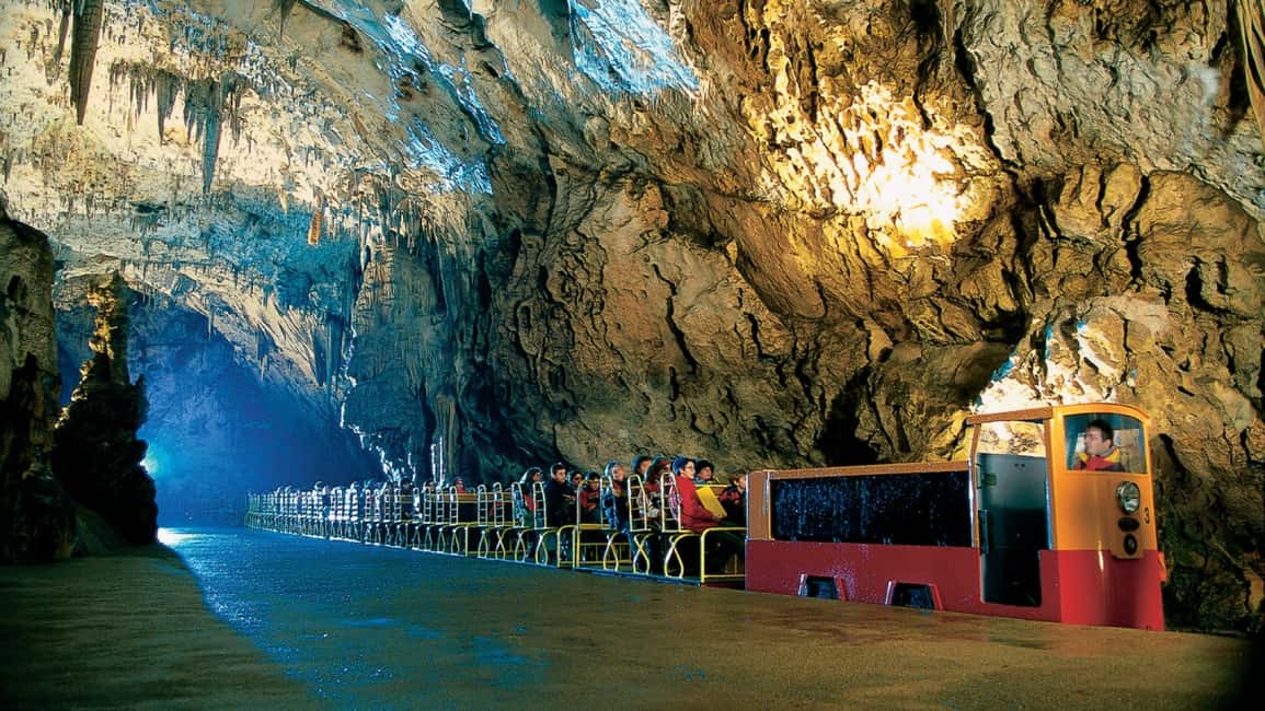 imagem n.2 de Piran: Gruta de Postojna e Castelo de Predjama atividade em Eslovênia Central, carregada pelo fornecedor
