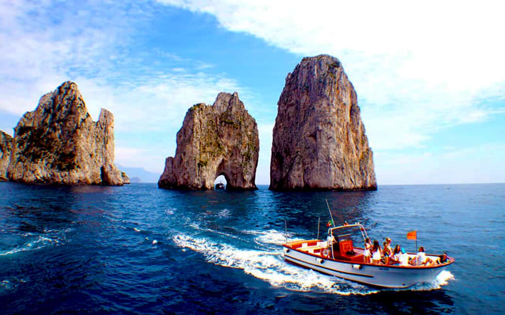 Immagine nº 3 di Capri: tour in barca dell'isola con sosta alla Grotta Azzurra attività a Anacapri, caricata dal fornitore