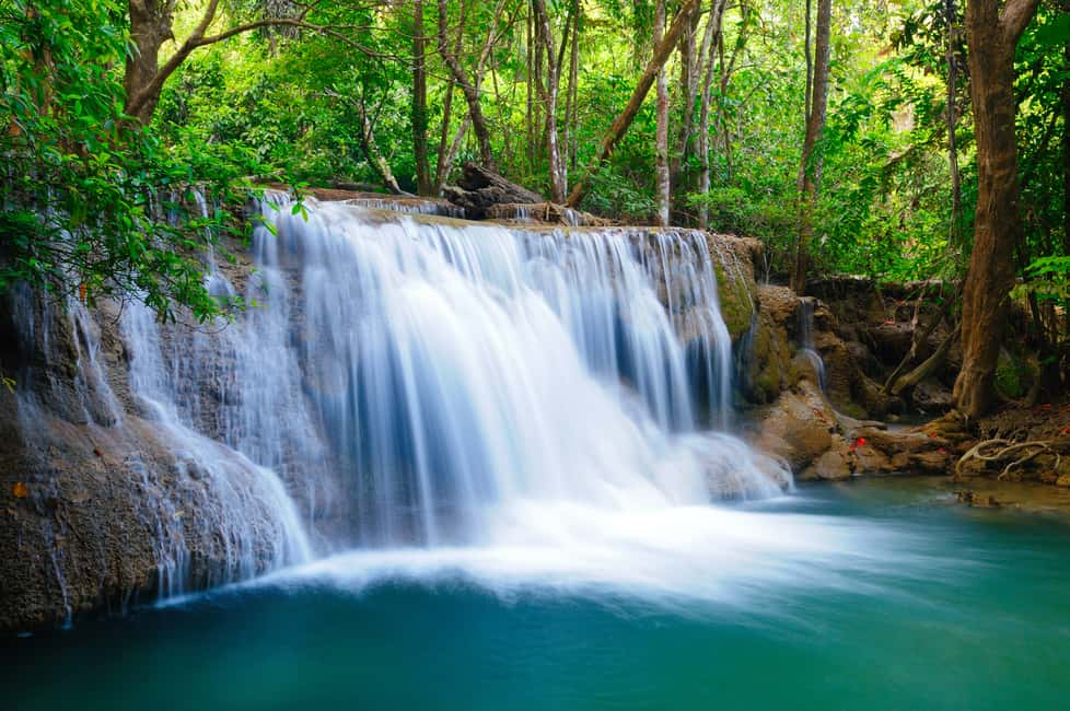 Immagine nº 1 di Da Bangkok: Tour privato del Parco Erawan e dell'alimentazione degli elefanti attività a Kanchanaburi, caricata dal fornitore
