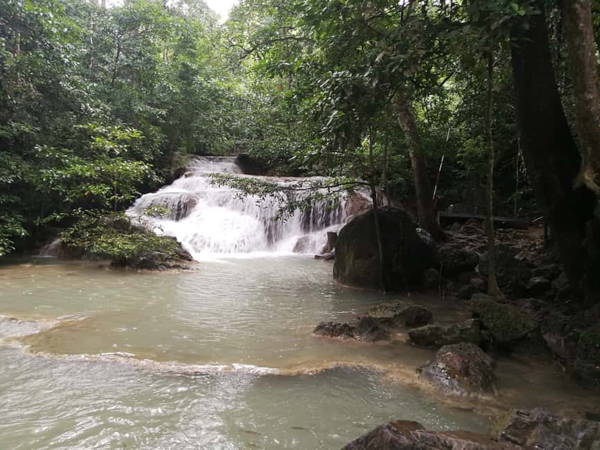 Immagine nº 2 di Da Bangkok: Tour privato del Parco Erawan e dell'alimentazione degli elefanti attività a Kanchanaburi, caricata dal fornitore