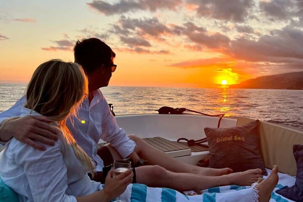 Immagine nº 3 di Muscat: Gita in barca sulla costa e al tramonto attività a Mascate, caricata dal fornitore