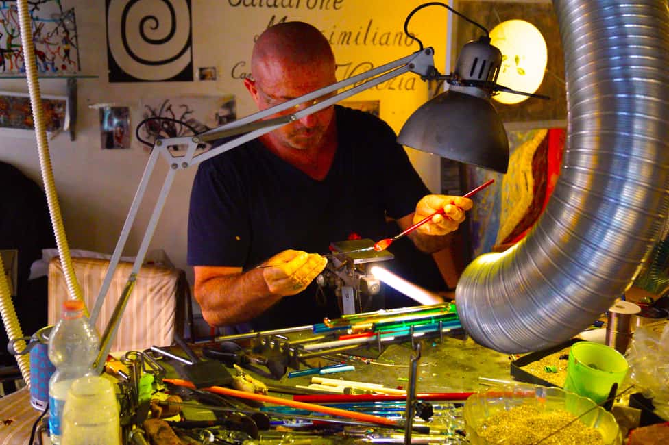 Immagine nº 2 di Crea la tua opera d'arte in vetro: Lezione privata con un artigiano locale attività a Venezia, caricata dal fornitore