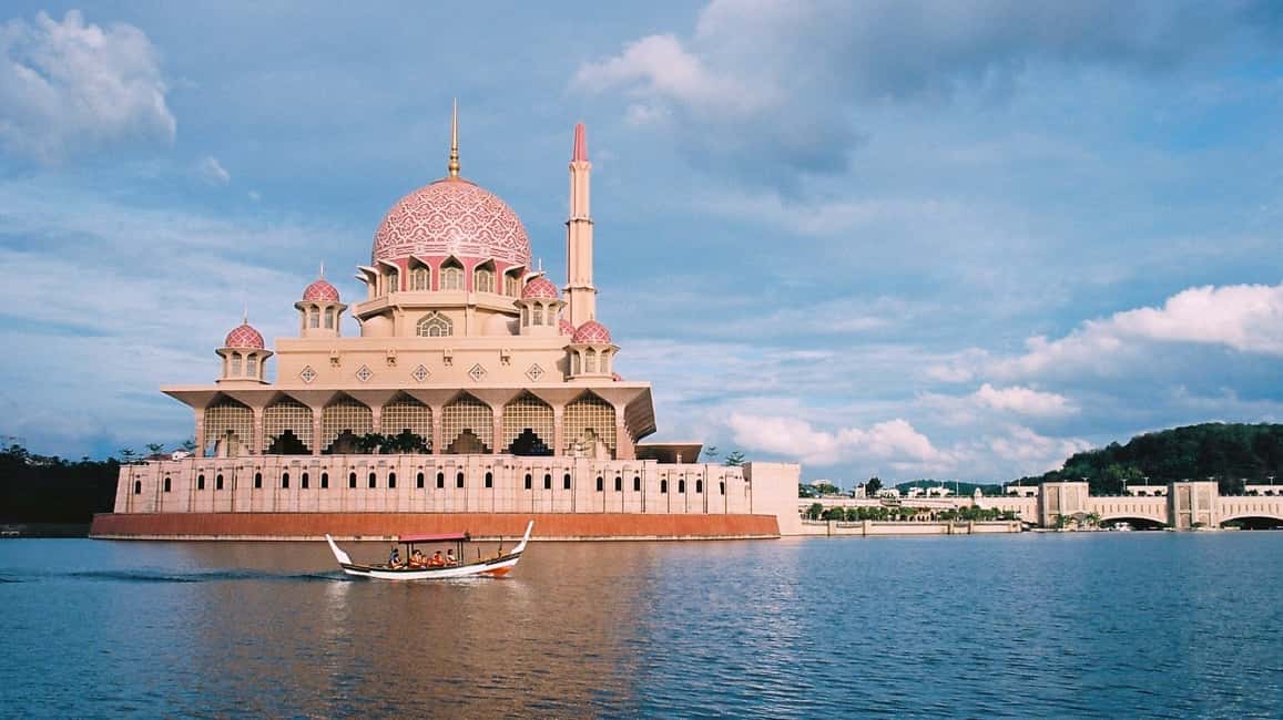 image n.1 of Kuala Lumpur: Putrajaya Tour with Traditional Boat Cruise activity in Putrajaya, uploaded by supplier