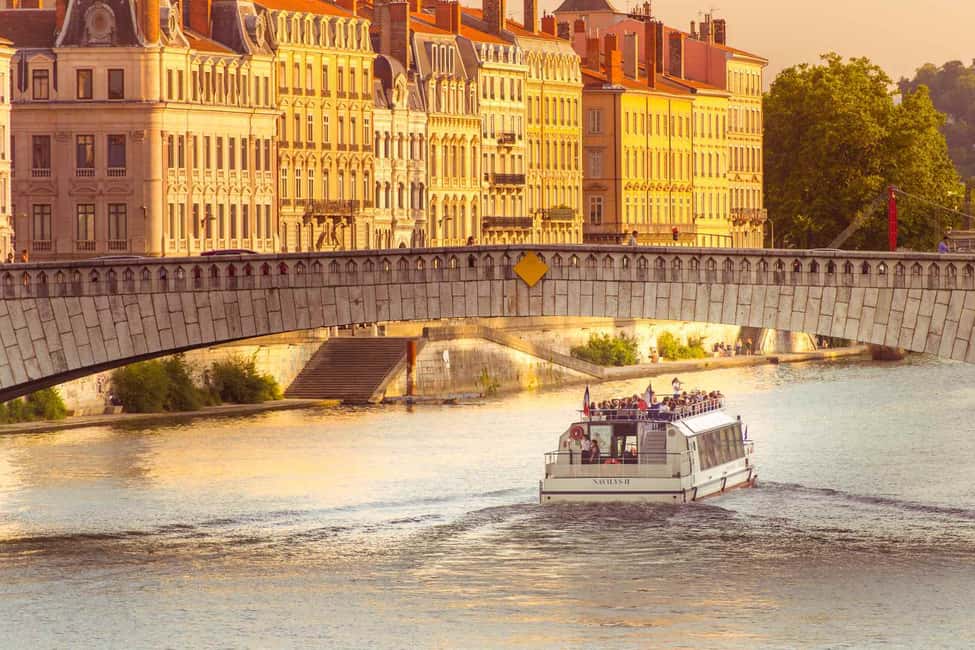 Image N°3 de Lyon : Croisière touristique guidée activité à Lyon, publiée par le prestataire