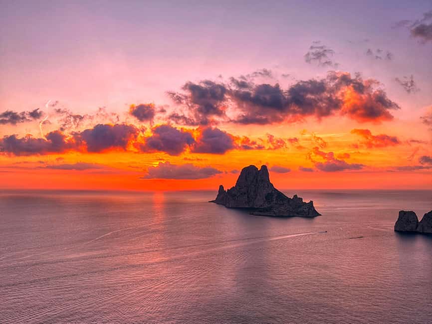 Image N°2 de Ibiza : Excursion en bateau, safari en 4x4 et randonnée au coucher du soleil à Es Vedra activité à Sant Josep de sa Talaia, publiée par le prestataire
