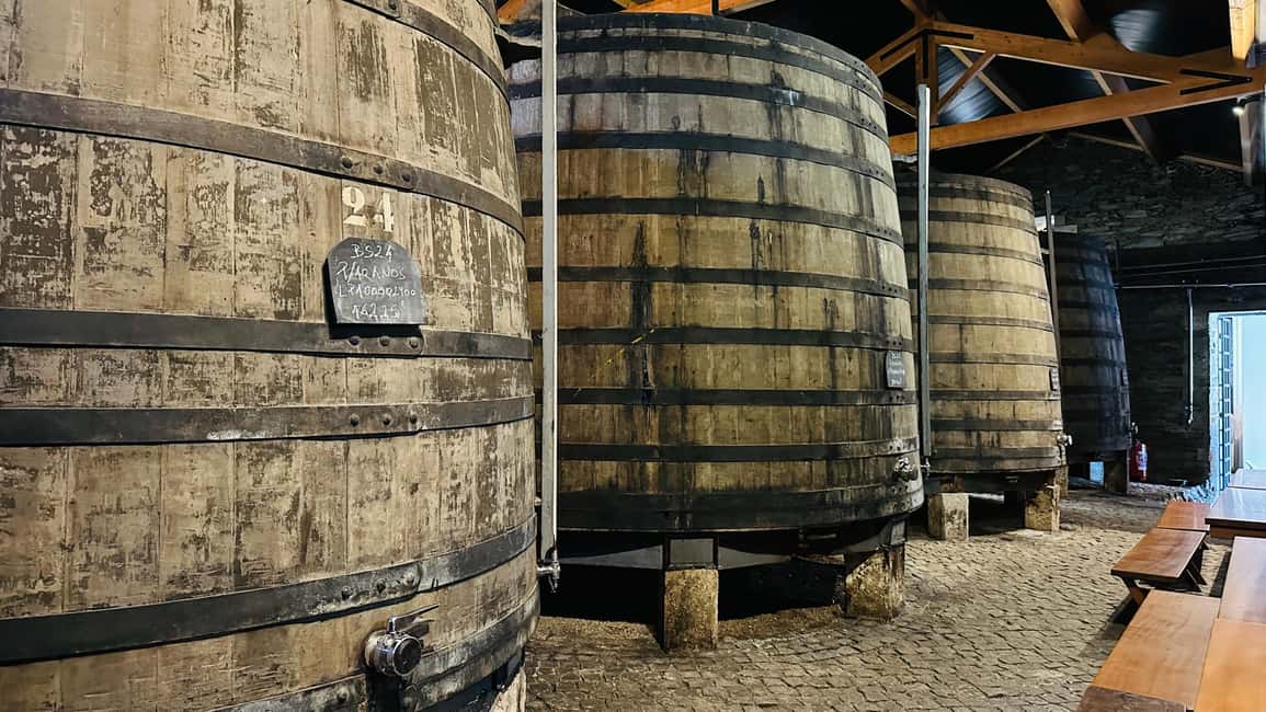 imagem n.2 de Experiência do Porto a Gaia: Passeio pela Cidade e Caves de Vinho atividade em Porto, Portugal, carregada pelo fornecedor