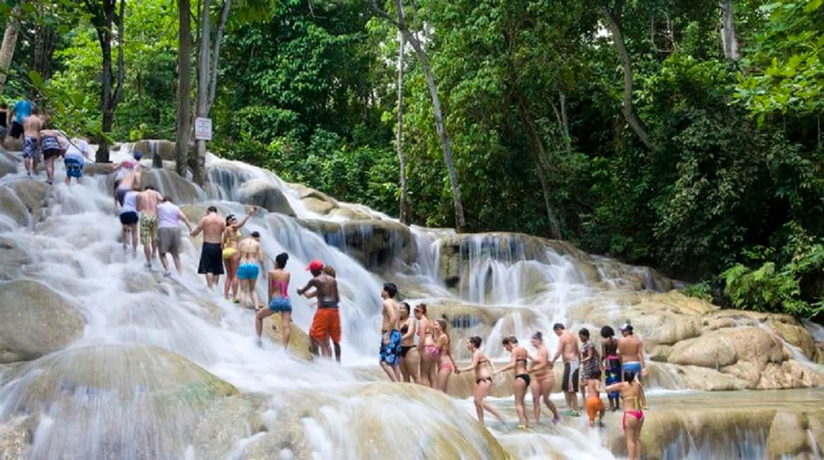 imagem n.1 de Jamaica: Cataratas do Rio Dunn e excursão de tubulação no rio Jungle atividade em Ocho Rios, carregada pelo fornecedor