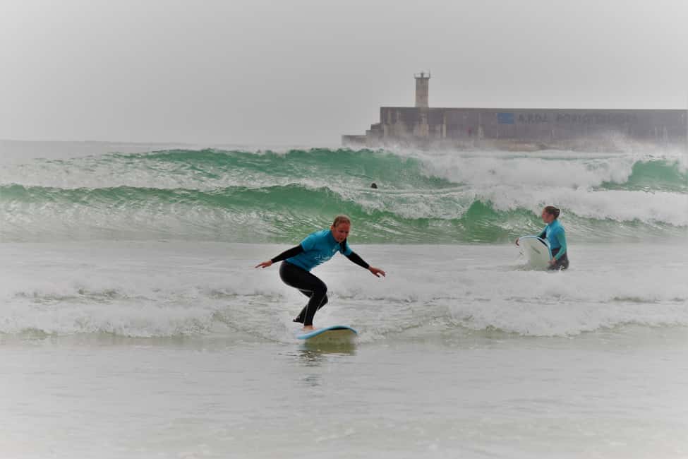 imagem n.2 de Matosinhos: Aula de surf com equipamento atividade em Matosinhos, carregada pelo fornecedor