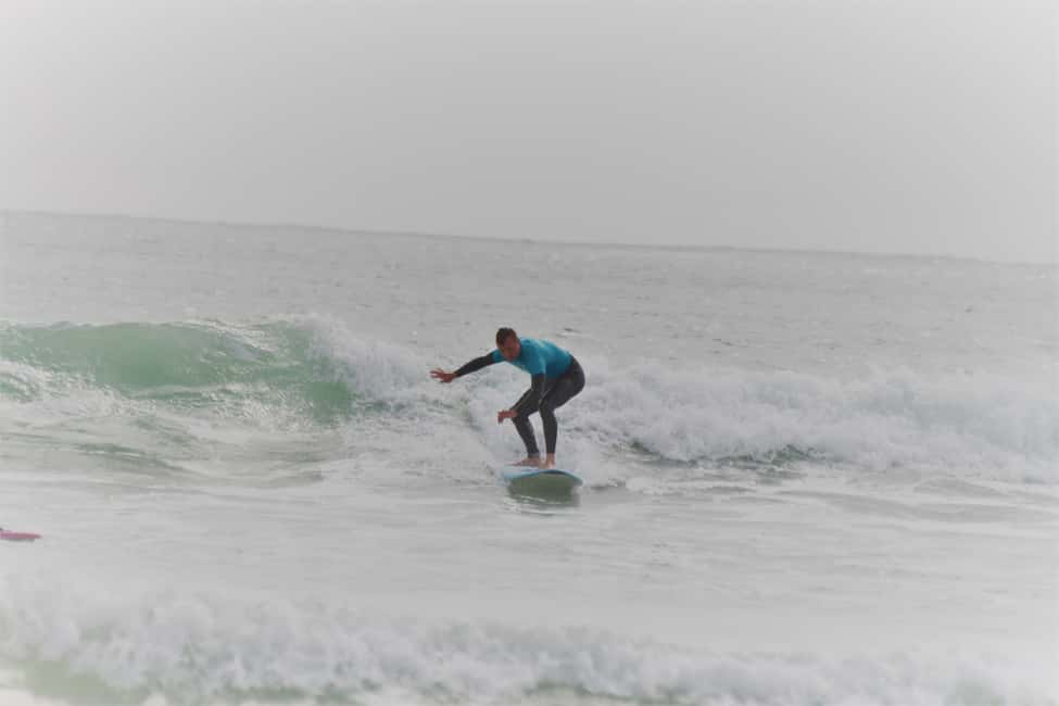 imagem n.3 de Matosinhos: Aula de surf com equipamento atividade em Matosinhos, carregada pelo fornecedor