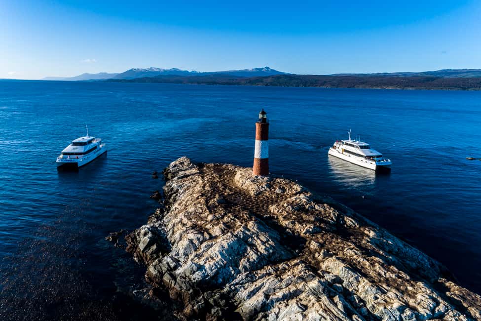 imagem n.1 de Ushuaia: Cruzeiro de Catamarã pelo Canal de Beagle e Ilha dos Lobos Marinhos atividade em Terra do Fogo, carregada pelo fornecedor