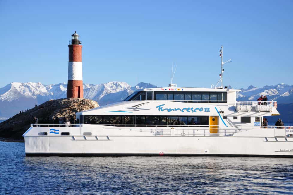 imagem n.2 de Ushuaia: Cruzeiro de Catamarã pelo Canal de Beagle e Ilha dos Lobos Marinhos atividade em Terra do Fogo, carregada pelo fornecedor