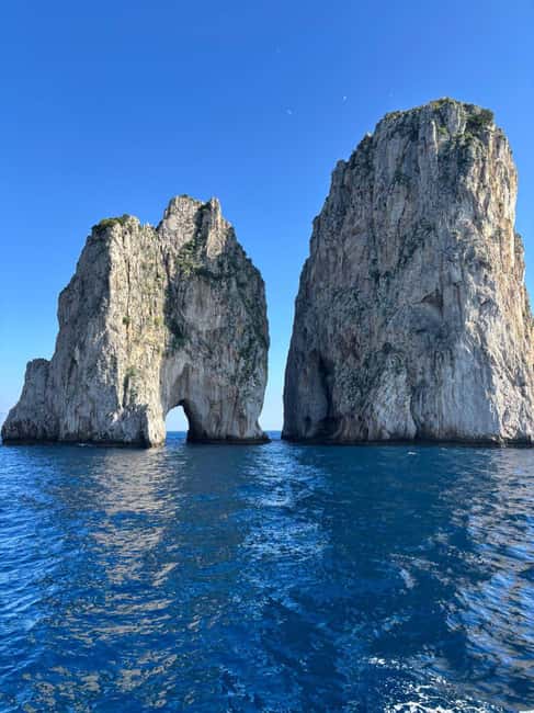Immagine nº 6 di Capri: tour privato in barca di 3 ore con visita alla Grotta Azzurra attività a Matermania, caricata dal fornitore