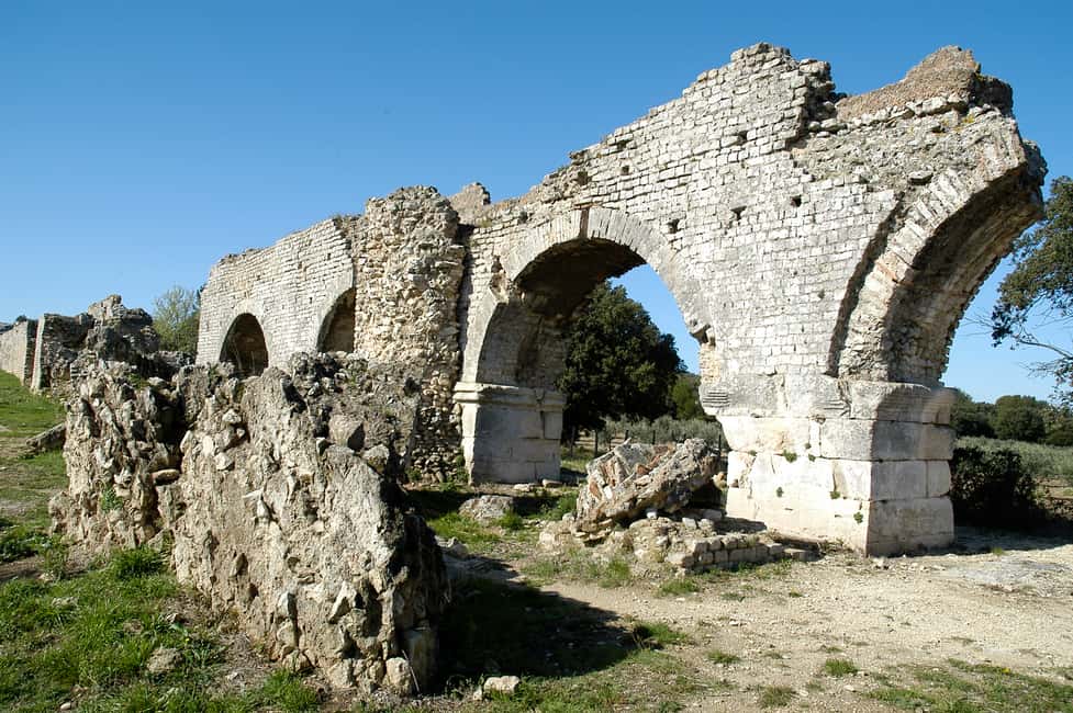 imagem n.2 de De Arles: Parque Regional dos Alpilles Provence Safari 4x4 atividade em Saint-Rémy-de-Provence, carregada pelo fornecedor