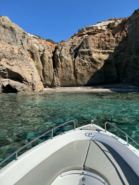 imagem n.5 de Milos: Passeio de barco sem condutor até Kleftiko atividade em Tessália, carregada pelo fornecedor