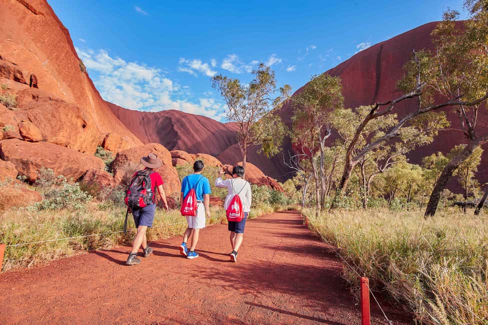Image N°2 de Uluru : visite des sites sacrés et coucher de soleil avec vin et plateau de fromage activité à Territoire du Nord, Australie, publiée par le prestataire