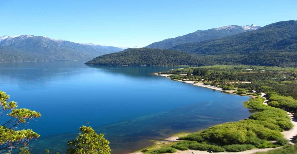 imagem n.2 de Bariloche: Excursão de 1 dia a El Bolsón e Lago Puelo atividade em Província do Chubut, carregada pelo fornecedor