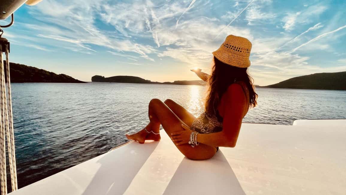 Immagine nº 3 di Porto Conte: Escursione in catamarano al tramonto con aperitivo attività a Alghero, caricata dal fornitore