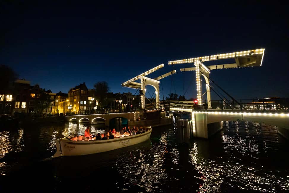 Image N°4 de Amsterdam : Croisière sur les canaux en soirée avec bar (ouvert) à bord activité à Amsterdam, publiée par le prestataire