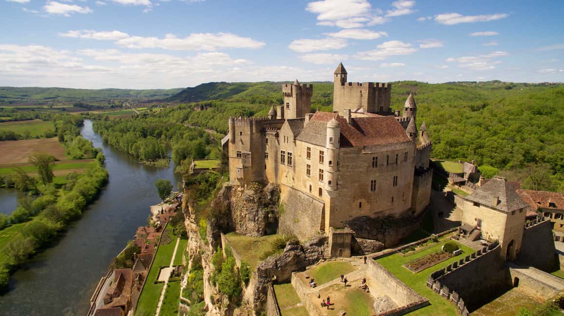 image n.2 of Sarlat : Private tour to Prehistoric Cave + Medieval Castle activity in Beynac-et-Cazenac, uploaded by supplier