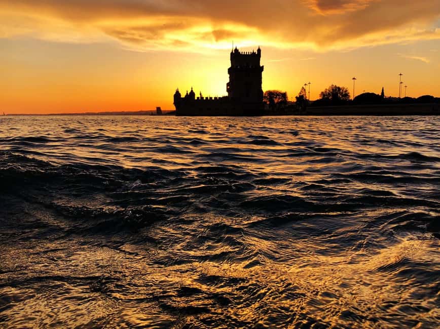 afbeelding n.9 van Lissabon: Catamarancruise bij zonsondergang, muziek en open bar activiteit in Lissabon, geüpload door aanbieder