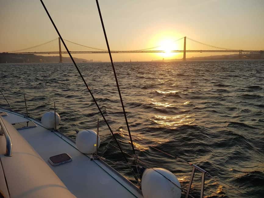 afbeelding n.17 van Lissabon: Catamarancruise bij zonsondergang, muziek en open bar activiteit in Lissabon, geüpload door aanbieder