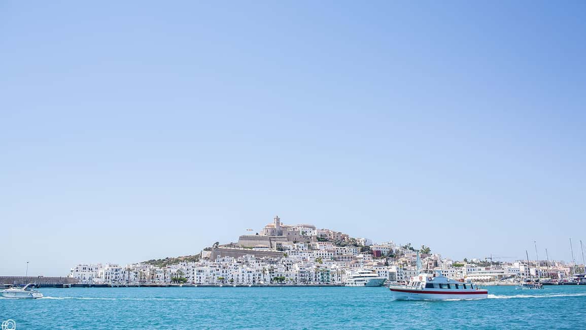 Image N°1 de Depuis l'est d'Ibiza : Transfert aller-retour en ferry de la ville d'Ibiza activité à Santa Eulària des Riu, publiée par le prestataire