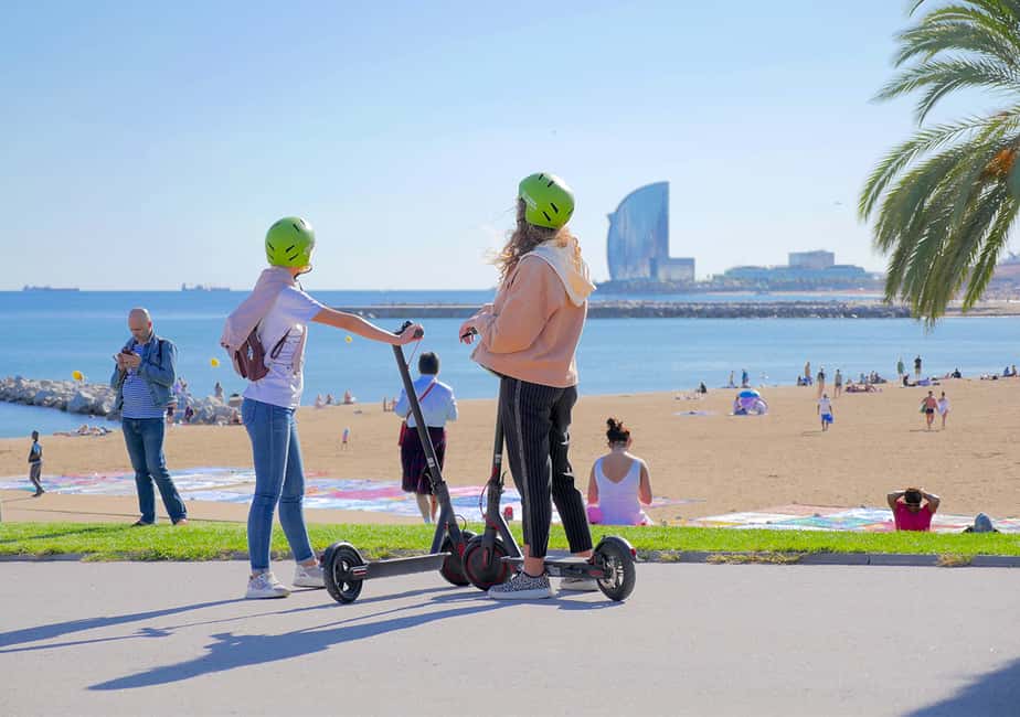 imagem n.4 de Barcelona: Visita guiada de scooter eléctrica aos pontos altos de Gaudí atividade em Barcelona, carregada pelo fornecedor