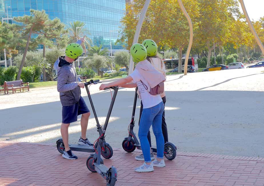 imagem n.3 de Barcelona: Visita guiada de scooter eléctrica aos pontos altos de Gaudí atividade em Barcelona, carregada pelo fornecedor