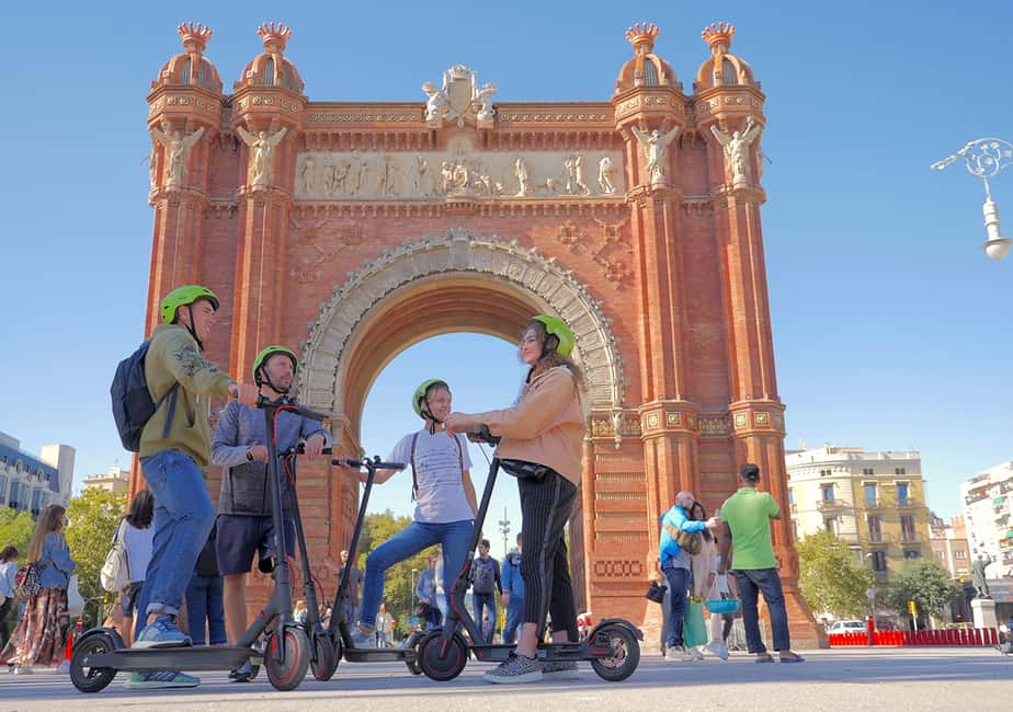 imagem n.7 de Barcelona: Visita guiada de scooter eléctrica aos pontos altos de Gaudí atividade em Barcelona, carregada pelo fornecedor