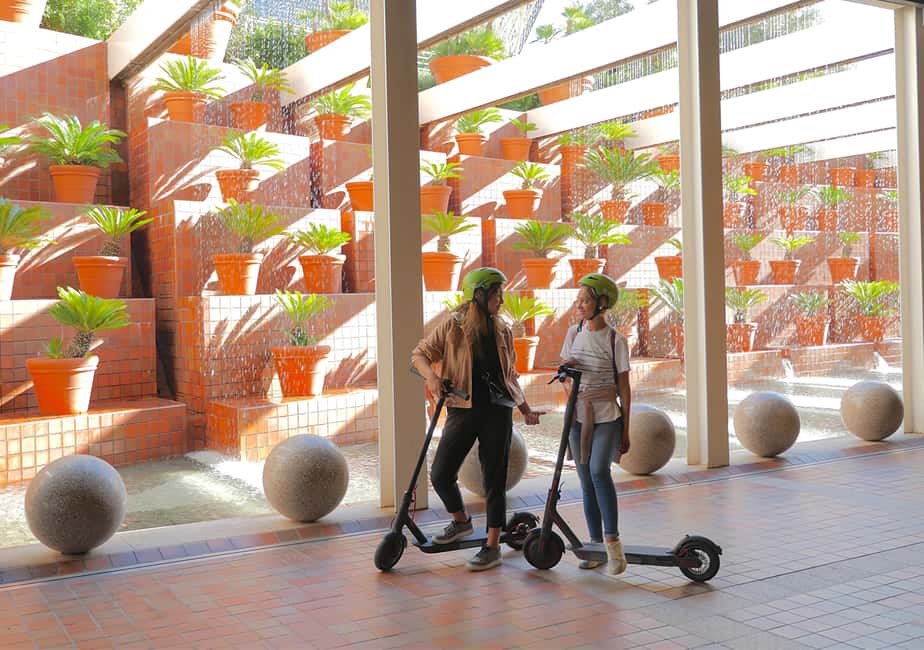 imagem n.5 de Barcelona: Visita guiada de scooter eléctrica aos pontos altos de Gaudí atividade em Barcelona, carregada pelo fornecedor