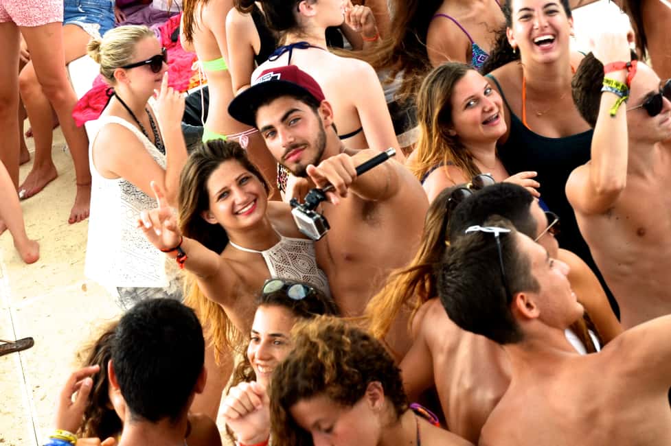bild nr.6 av Lloret de Mar: Katamarankryssning med mat, dryck och musik aktivitet i Lloret de Mar, uppladdad av arrangören