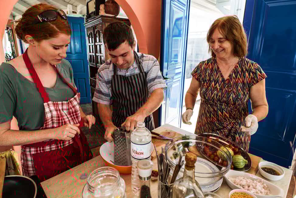 imagem n.9 de Santorini: Aula de culinária e caminhada fácil atividade em Fira, Santorini, carregada pelo fornecedor