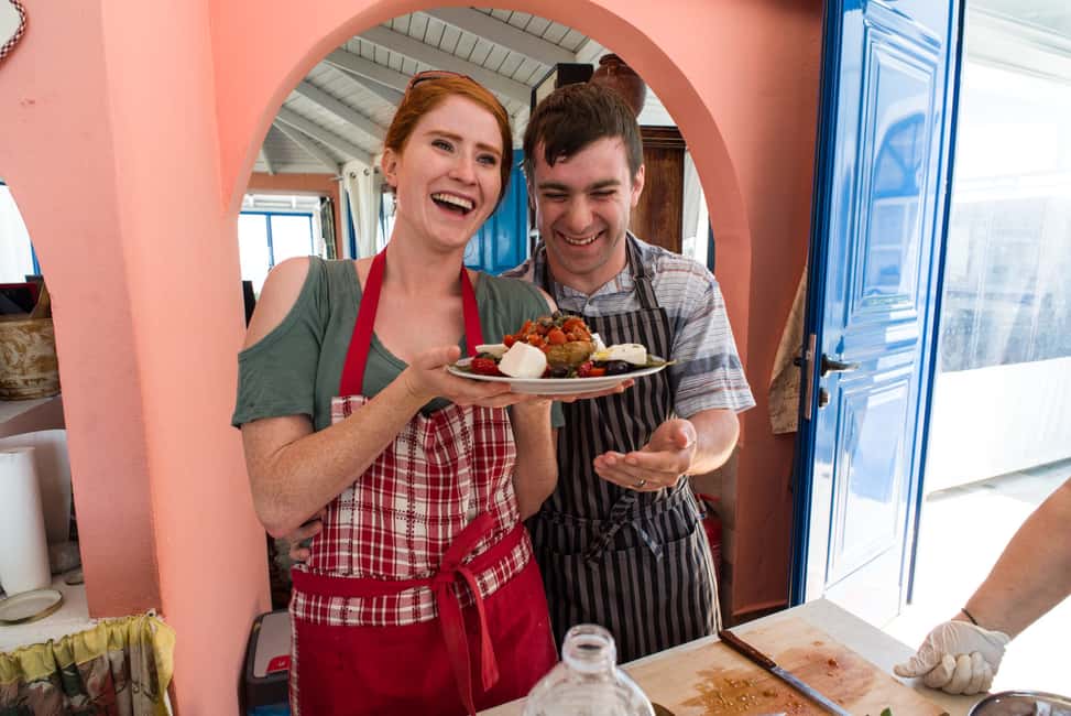 imagem n.1 de Santorini: Aula de culinária e caminhada fácil atividade em Fira, Santorini, carregada pelo fornecedor