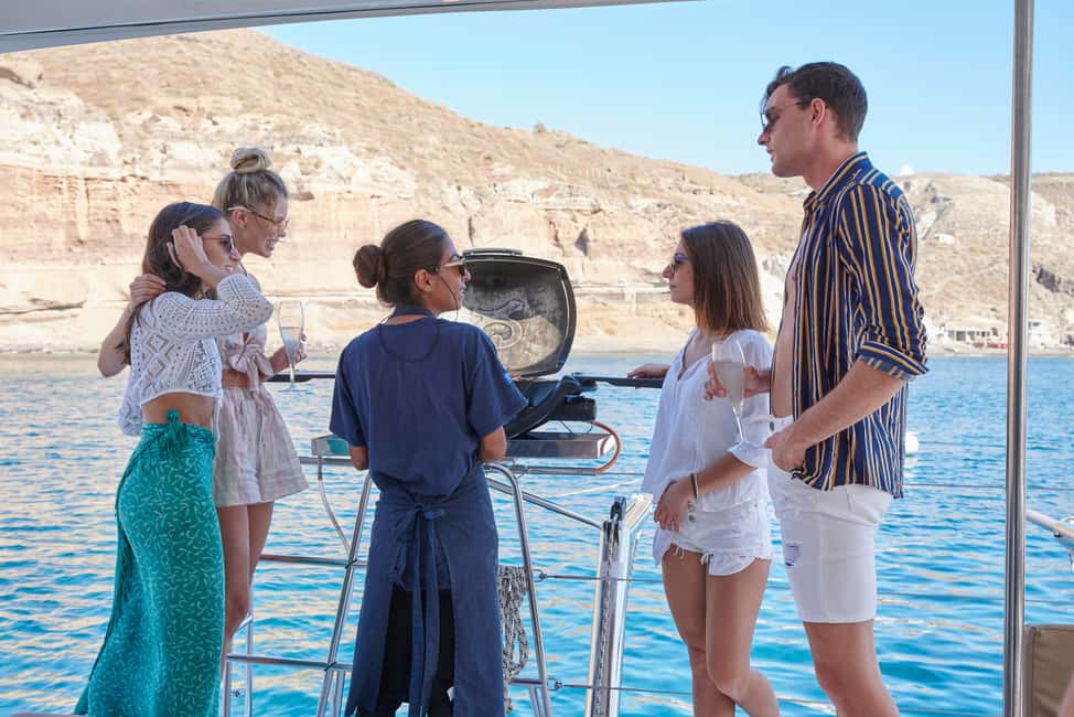imagem n.14 de Cruzeiro Santorini Gold Catamaran com snorkel, churrasco e bar aberto atividade em Vlichada, carregada pelo fornecedor