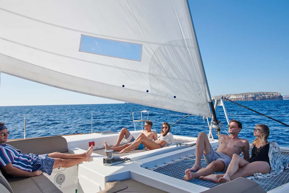 imagem n.11 de Cruzeiro Santorini Gold Catamaran com snorkel, churrasco e bar aberto atividade em Vlichada, carregada pelo fornecedor