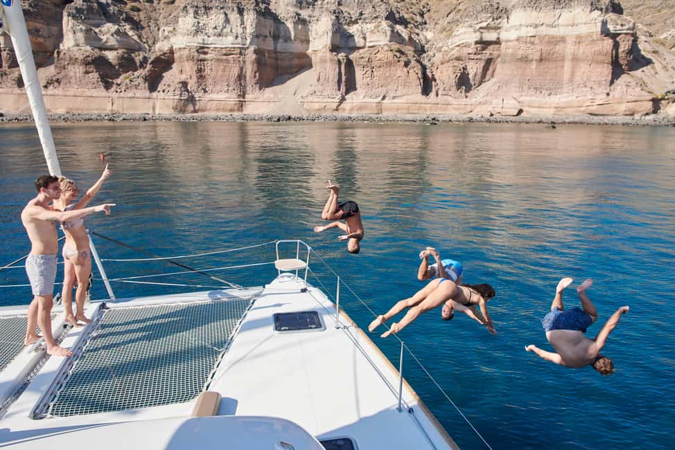 imagem n.9 de Cruzeiro Santorini Gold Catamaran com snorkel, churrasco e bar aberto atividade em Vlichada, carregada pelo fornecedor