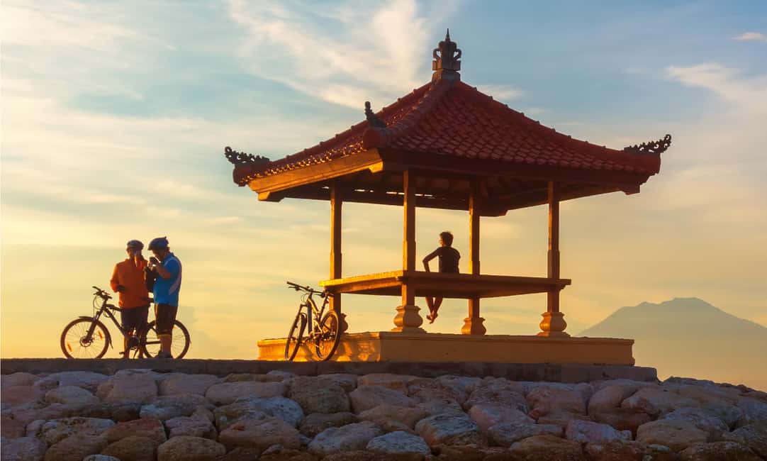 imagem n.1 de Sanur: excursão de bicicleta ao nascer do sol na praia de meio dia atividade em Dempassar, carregada pelo fornecedor