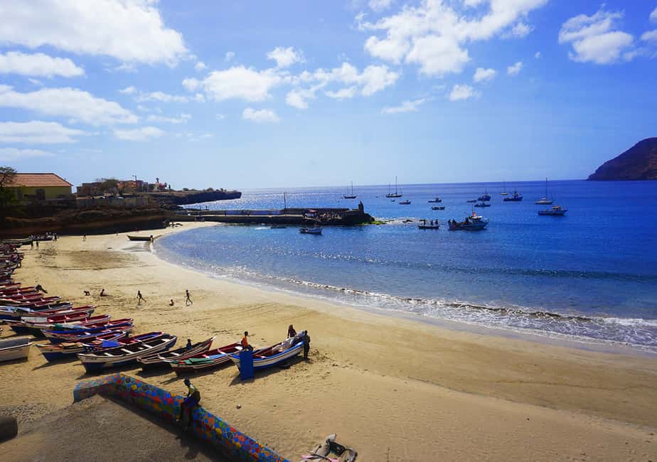 imagem n.2 de Passeio de Barco pela Baía do Tarrafal e Dia de Praia atividade em Tarrafal, carregada pelo fornecedor