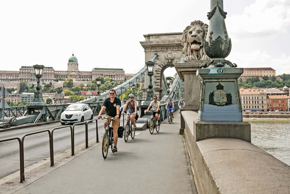 Budapest: Giro in bicicletta con vista sul Danubio GetYourGuide