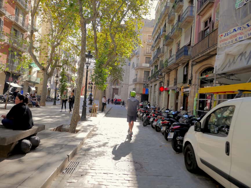 imagem n.9 de Barcelona: Visita guiada de scooter eléctrica aos pontos altos de Gaudí atividade em Barcelona, carregada pelo fornecedor