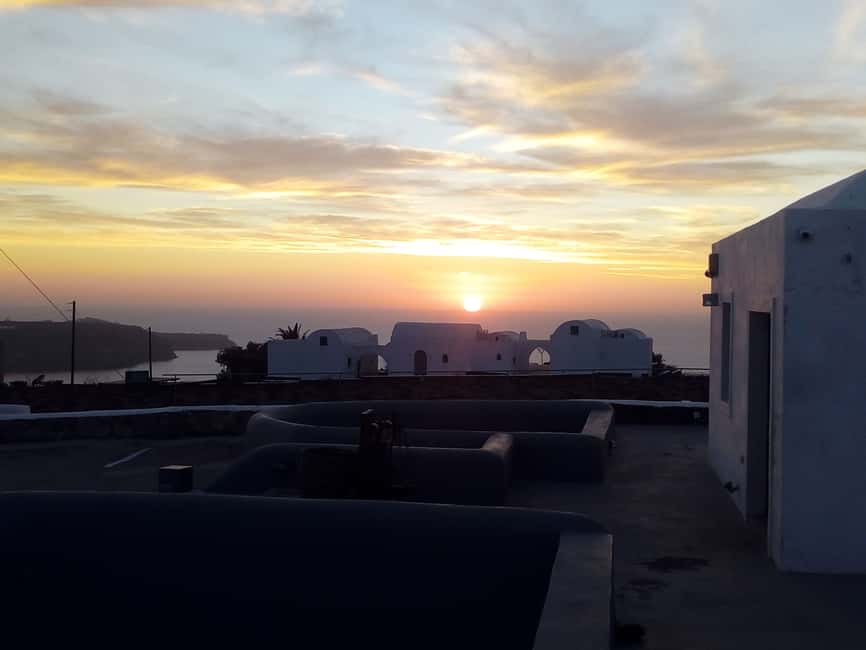 imagem n.4 de Santorini: Visita de degustação de vinhos e observação do pôr do sol atividade em Fira, Santorini, carregada pelo fornecedor
