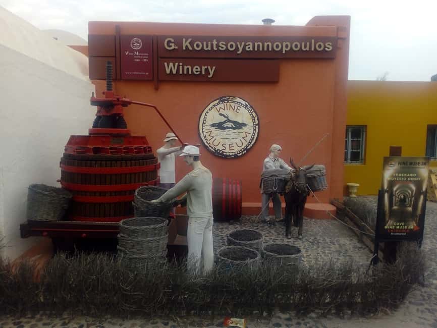 imagem n.8 de Santorini: Visita de degustação de vinhos e observação do pôr do sol atividade em Fira, Santorini, carregada pelo fornecedor