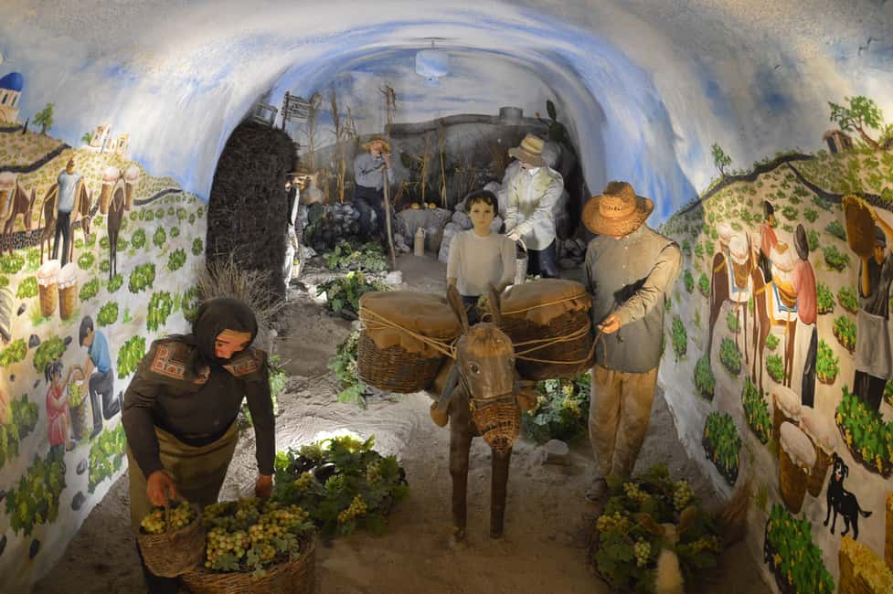 imagem n.12 de Santorini: Visita de degustação de vinhos e observação do pôr do sol atividade em Fira, Santorini, carregada pelo fornecedor